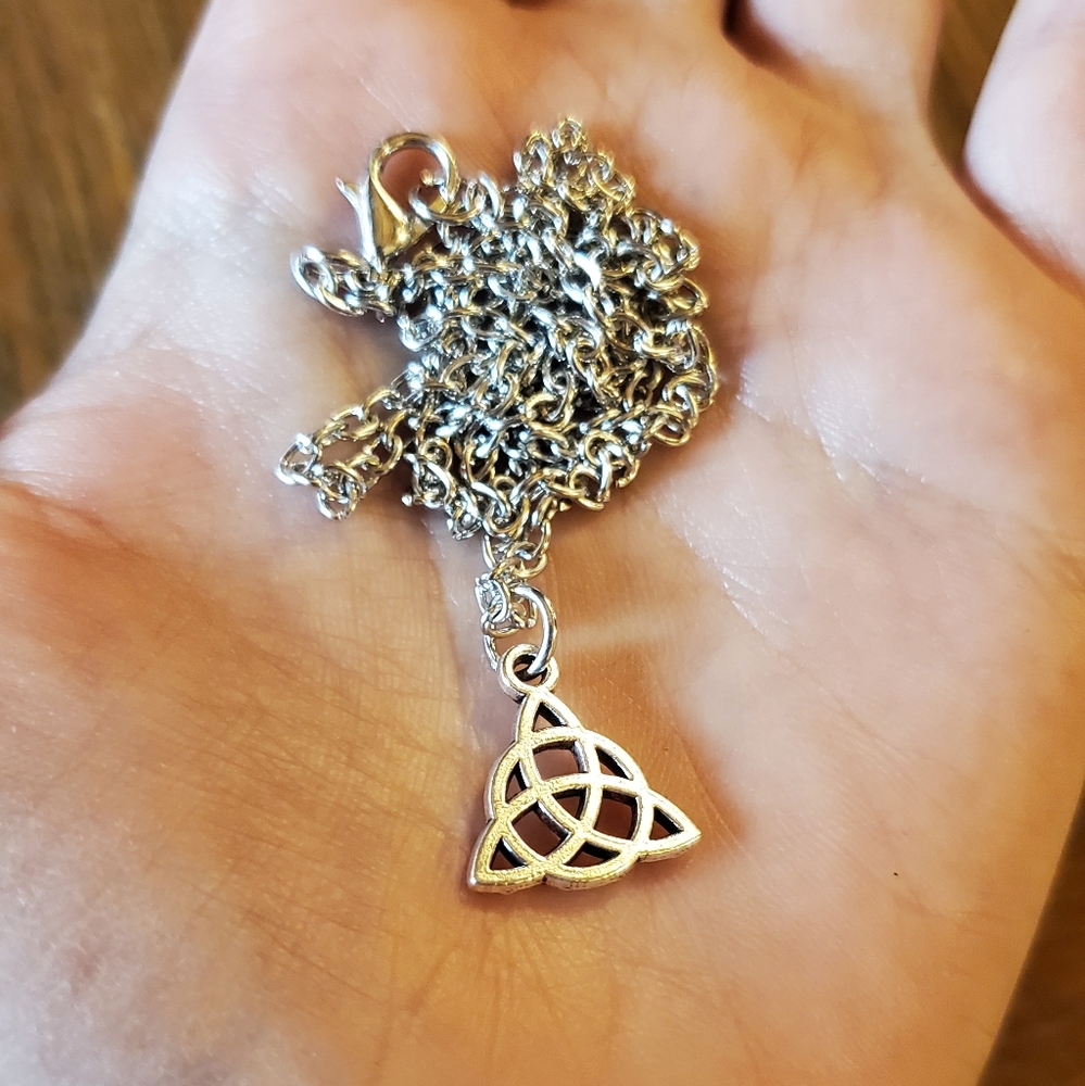 NWOT Dainty Silver Celtic Triquetra Necklace - Picture 6 of 6